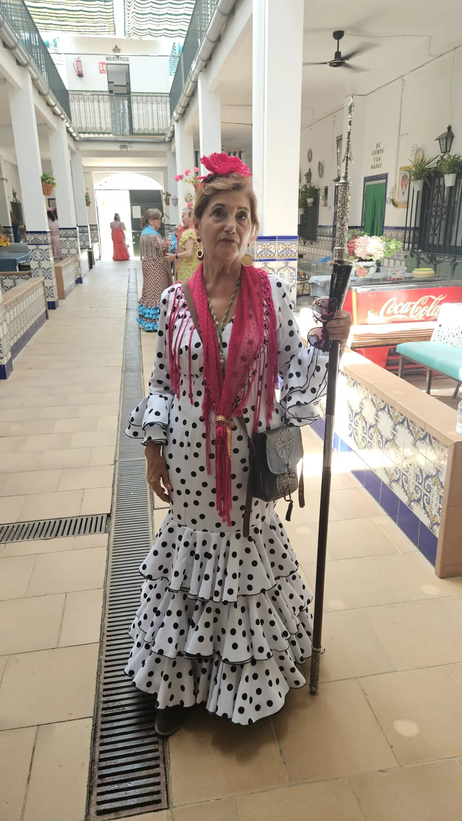 Traje blanco de lunares con mantoncillo fucsia, galería de María José Casado