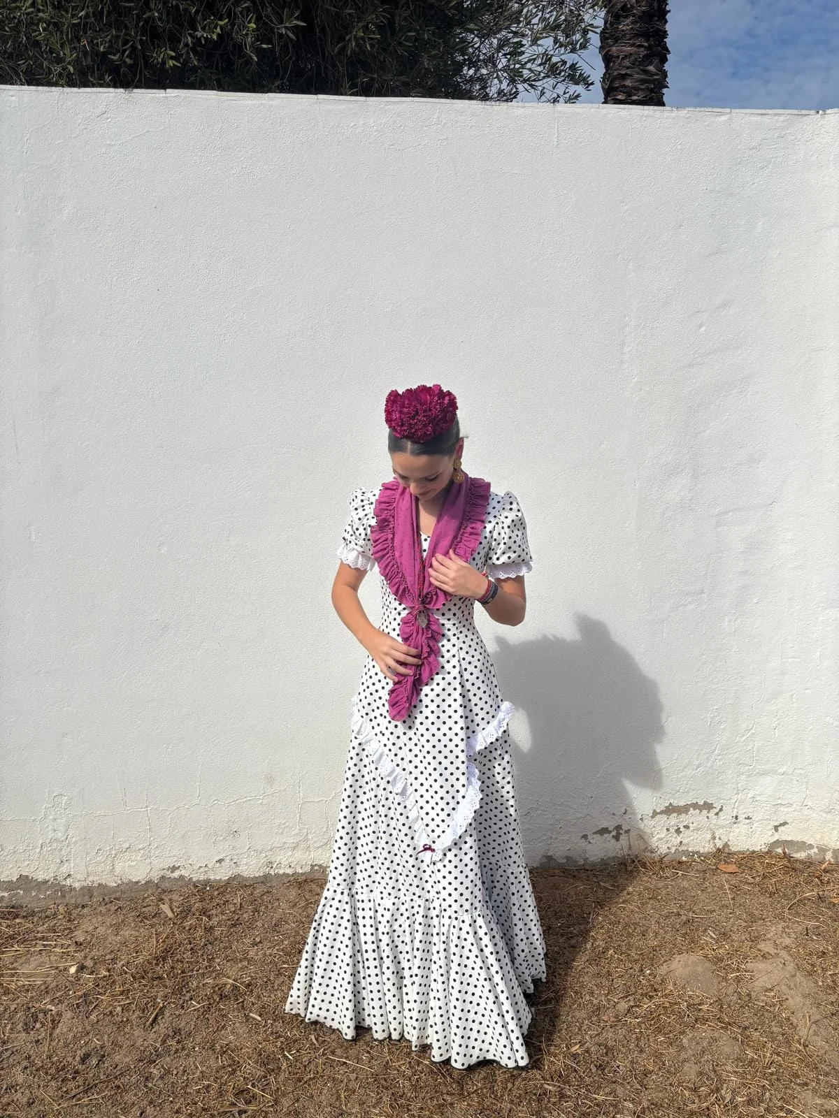 Traje blanco de lunares y mantoncillo fucsia, fotografía de la galería de Rosario Fernández