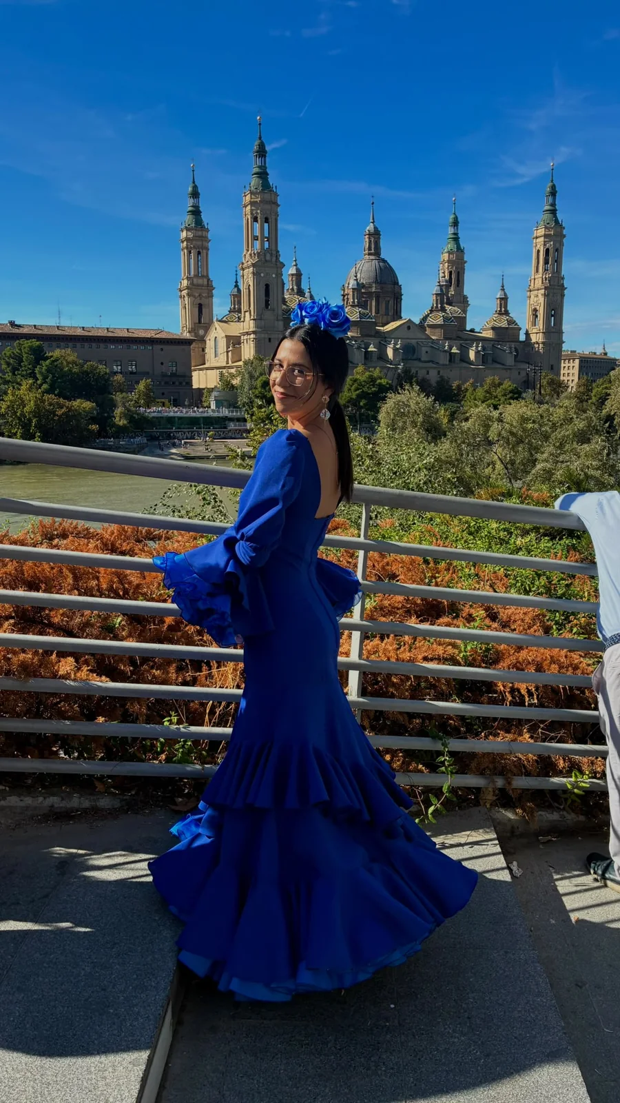 El traje azul en la feria · Galería de Vanessa Toledo