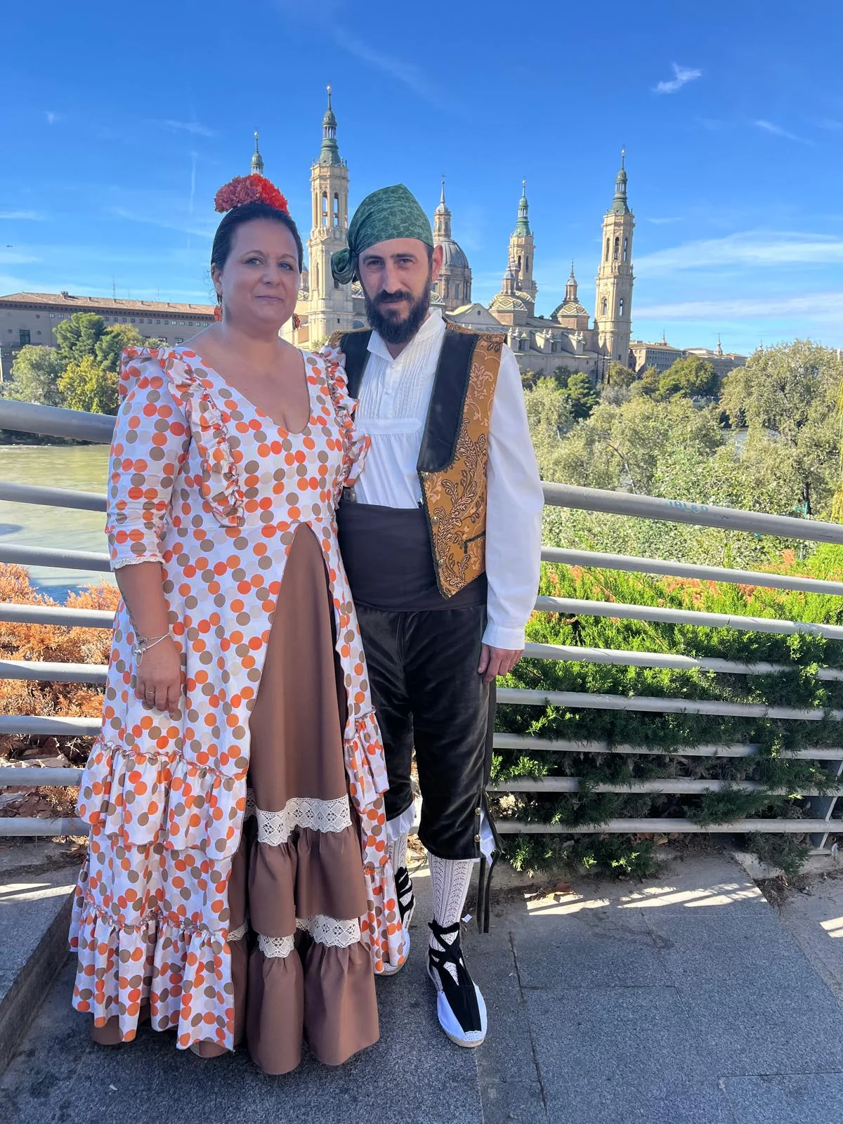 Traje marrón en la feria · Galería de Vanessa Toledo