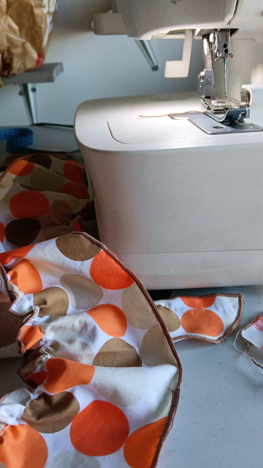 Tela y máquina de coser · Galería de Vanessa Toledo